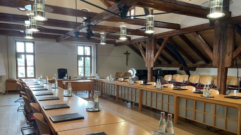 Grossansicht in neuem Fenster: Rathaus Sitzungssaal eingedeckte Sitzung Grossansicht in neuem Fenster: Rathaus Sitzungssaal eingedeckte Sitzung